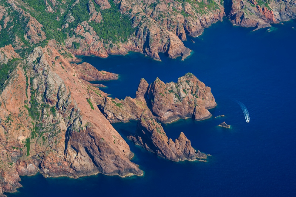 Elle Est La Plus Proche Des îles Lointaines - 