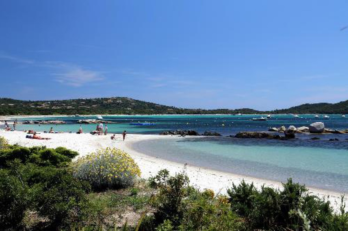 La Baie De Saint Cyprien étale Ses Camaïeux Turquoise